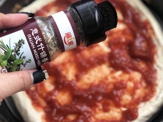 8、意式烤肠披萨,撒少许意式什锦香料。