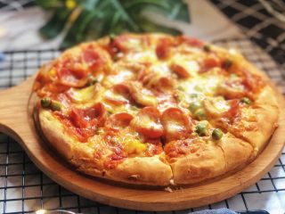 19、意式烤肠披萨,颜值与美味并存。