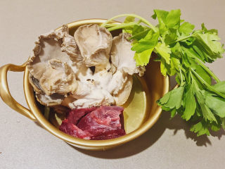 1、凤尾菇鲜肉汤,食材明细:瘦肉200克 凤尾菇200克 芹菜1棵 淀粉50克 食盐10克 鸡精5克 清水1L
