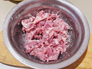 5、凤尾菇鲜肉汤,抓拌均匀后放到一旁腌制