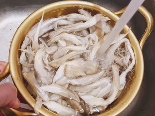 7、凤尾菇鲜肉汤,用水冲洗干净攥干水份