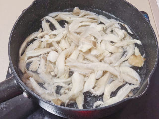 8、凤尾菇鲜肉汤,水开后放入凤尾菇再次煮沸