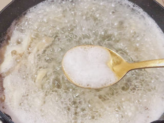 9、凤尾菇鲜肉汤,期间有浮沫记得捞掉 (汤会变得更清澈透亮)