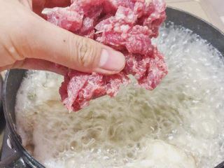 10、凤尾菇鲜肉汤,下入腌好的肉片