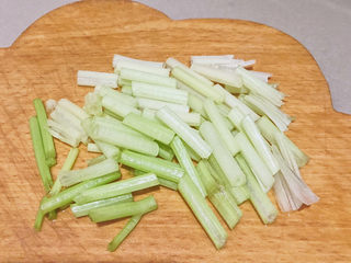 13、凤尾菇鲜肉汤,芹菜去掉叶子切成小段备用