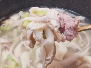 15、凤尾菇鲜肉汤,味道鲜美的凤尾菇瘦肉汤就做好了