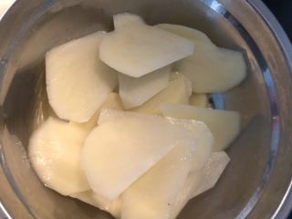 2、日式土豆沙拉,土豆切块上锅蒸20分钟