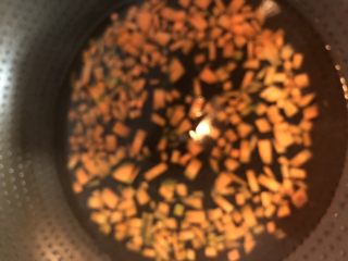 8、日式土豆沙拉,放在锅里煮熟