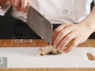 3、剩粽子的华丽变身，红糖粽子糯软可口惹人爱,切成小块