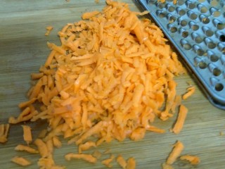 5、泡菜煎饼,胡萝卜抛丝