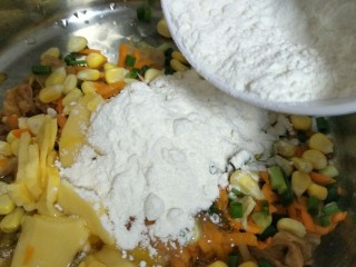 7、泡菜煎饼,倒入面粉