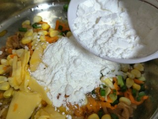 8、泡菜煎饼,倒入玉米淀粉