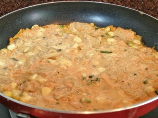 13、泡菜煎饼,倒入泡菜面糊均匀摊开尽量不要太厚了，煎到周围有点焦就翻个面