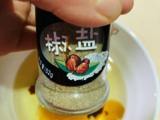 6、生蚝煎蛋,加椒盐；