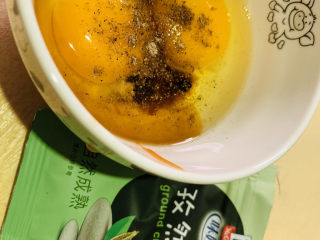 8、生蚝煎蛋,加孜然粉；