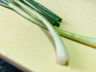 10、生蚝煎蛋,葱洗净，待用；