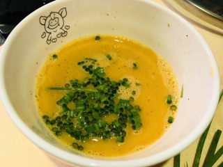 11、生蚝煎蛋,葱叶切粒，加入蛋液，调匀；