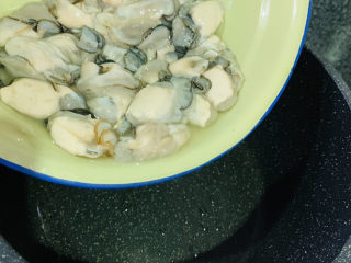 12、生蚝煎蛋,锅加一勺油，加葱白，炒香，加入生蚝；