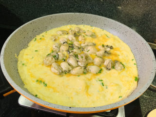 17、生蚝煎蛋,锅里加食用油，大火热锅，倒入蛋液和生蚝，调中小火，煎凝固一边；