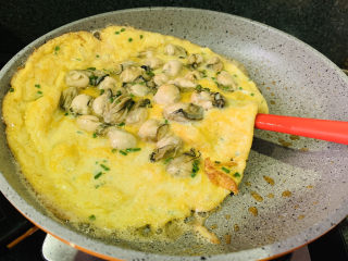 18、生蚝煎蛋,用铲子翻面；