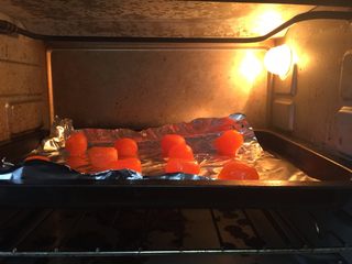 1、馅中馅月饼,咸蛋黄放入烤箱160度烤5分钟，趁热喷上白酒