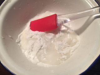 2、馅中馅月饼,准备馅料：50克冰皮月饼预拌粉加入50克开水（85度以上)拌匀揉光成糯米团