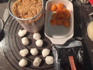 3、馅中馅月饼,糯米团分成10份、咸蛋黄大了点，我对半切开了、肉松、豆沙馅