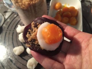 4、馅中馅月饼,取适量的材料，顺序自己决定的，我的是咸蛋黄在最里面，然后是糯米皮、肉松、15克左右的豆沙