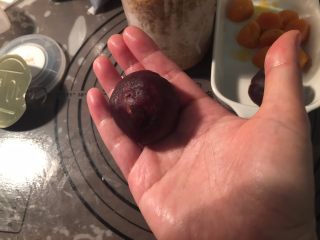 5、馅中馅月饼,把馅先包起来，备用