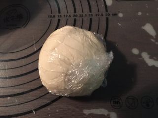 7、馅中馅月饼,启动和面功能，和面至出筋，装入保鲜袋松驰30分钟