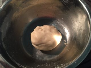 9、馅中馅月饼,和成油酥粉团，放入冰箱松弛30分钟