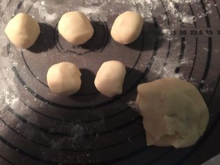 11、馅中馅月饼,油酥也分成10等份，每次都要盖好保鲜膜