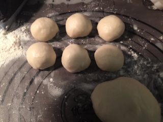 10、馅中馅月饼,松弛好的水油皮分成10等份，每次都要盖好保鲜膜