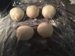 13、馅中馅月饼,慢慢收紧口，包好后盖上保鲜膜松弛一会