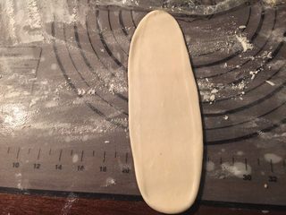 14、馅中馅月饼,取1个面团擀成牛舌状