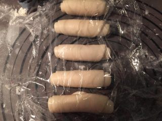 15、馅中馅月饼,卷起来，卷好之后，收口朝上，盖上保鲜膜，松驰15分钟