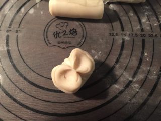 17、馅中馅月饼,取一个松驰好的卷，2头向中间靠拢