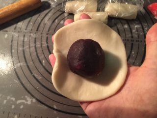 18、馅中馅月饼,用擀面杖压扁擀大，包上准备好的馅