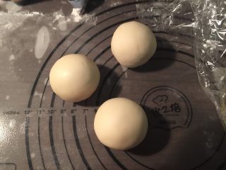 19、馅中馅月饼,慢慢收口，一定要捏紧