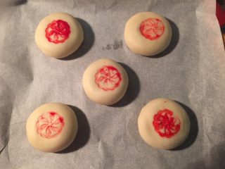 20、馅中馅月饼,收口向下摆在烤盘上，我还用红色印了个章，这步可以省略