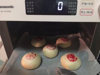 21、馅中馅月饼,放入预热好的烤箱，180度烤20分钟即可