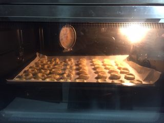 11、玛格丽特饼干,送入提前预热好的烤箱，上下火170度烤18分钟。