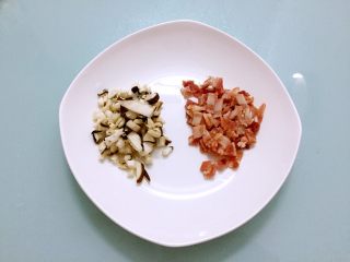 2、饺子皮披萨,香菇洗净去蒂切小粒、培根切小粒