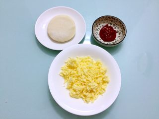 3、饺子皮披萨,准备好饺子皮、马苏里拉芝士奶酪、披萨酱