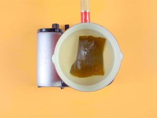 1、快手日式荞麦冷面！, 锅中放入泡发的干海带3g，加入清水450ml，开大火煮沸后捞出海带