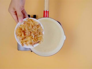 2、快手日式荞麦冷面！,放入木鱼花7g，转小火煮约15秒