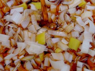 7、快手日式荞麦冷面！,倒入刚煮好的料汁，搅拌均匀，晾凉后盖上保鲜膜，放入冰箱冷藏备用