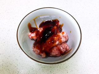 6、酸辣娃娃菜,加入蚝油