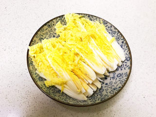 16、酸辣娃娃菜,把切好的娃娃菜放入盘里