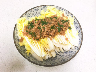 17、酸辣娃娃菜,把炒好的肉末倒在娃娃菜上面